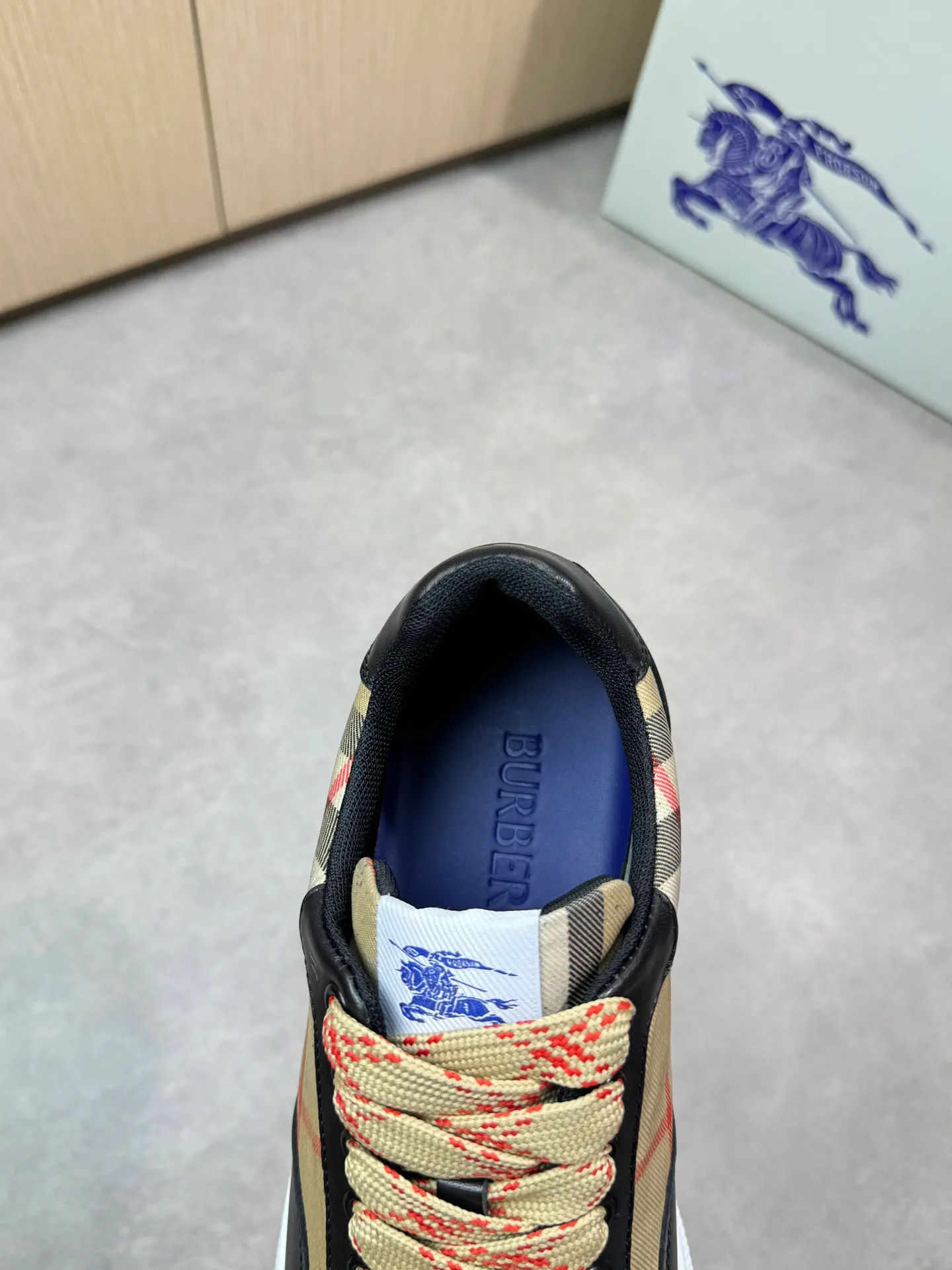 Men's shoes 💰P420💰[BURBERRY] Burberry - High-end quality original 🔍🔍🔍casual sports sneakers - Upper: imported 🔝 Napa calfskin, brand totem cloth, tongue brand cloth label - Lining: brand canvas, foot pad; water-dyed cowhide - Outsole: ultra-light TPR rubber; two-color molded outsole -Ultra-high quality control and fine workmanship: outstanding (high-end, extravagance, class) -Size: 38-44 (45 for men, can be customized)